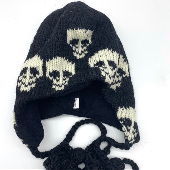 Skull Beanie - Picture 3 of 8